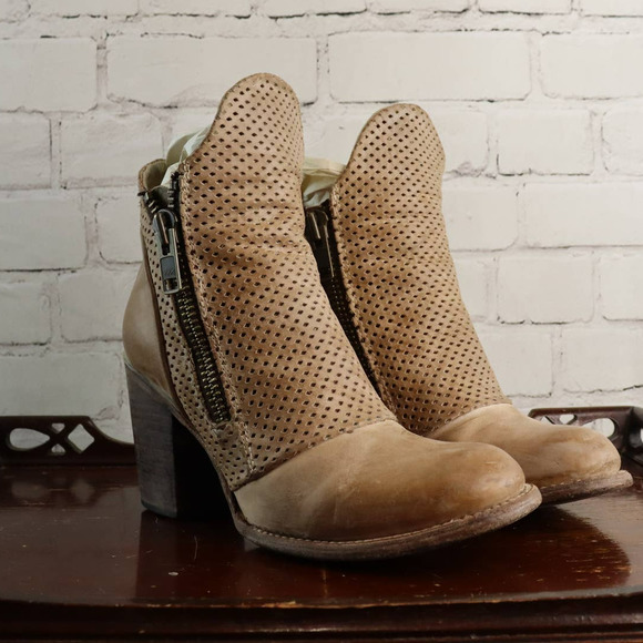 Freebird by Steven Shoes - RARE Sz 9 Freebird Bowie in Taupe!
